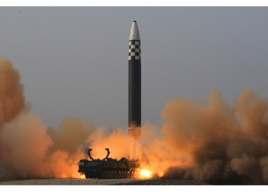 북한이 올해 3월17일 신형 대륙간탄도미사일(ICBM) 화성-17형을 발사하는 모습. 조선중앙통신·연합뉴스