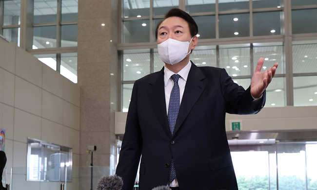 윤석열 대통령이 4일 오전 서울 용산 대통령실 청사로 출근하며 취재진 질문에 답하고 있다. 연합뉴스