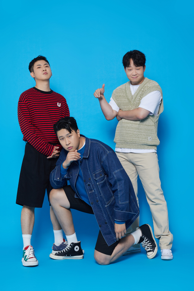 ‘05학번 이즈 히어-신도시 아재들’ 시리즈로 인기몰이 중인 유튜버 ‘피식대학’의 멤버 김민수(왼쪽부터)와 이용주, 정재형. 메타코미디 제공