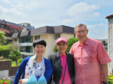 지난 5월 조안리(가운데) 사장과 함께 찍은 사진. 오른쪽은 한비야 교수의 남편인 네덜란드 출신 구호 전문가 안토니우스 반 쥬드판 씨.  필자 제공