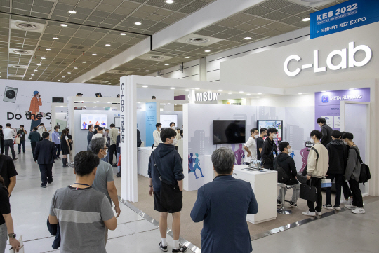 삼성전자는 서울 강남구 코엑스에서 열린 ‘한국전자전(KES) 2022’에서 C랩의 다양한 혁신 제품과 솔루션을 선보인다고 5일 밝혔다. 사진읍 C랩 전시관 모습. 삼성전자 제공