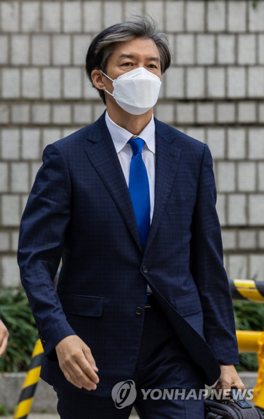 조국 전 법무부 장관이 지난달 23일 서울 서초구 서울중앙지법에서 열린 ‘자녀 입시비리·감찰무마 의혹’ 1심 속행 공판에 출석하고 있다. 연합뉴스