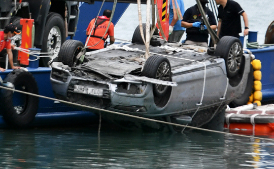 지난 6월 9일 오전 전남 완도군 신지면 송곡항에서 실종된 조유나(10) 양의 일가족이 탔던 차량이 인양되고 있다. 뉴시스