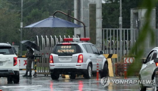 5일 새벽 군 당국이 연합 대응 사격으로 발사한 ‘현무-2’ 탄도미사일이 발사 직후 비정상 비행 후 기지 내로 낙탄하는 사고가 발생한 가운데 이날 오전 군부대 입구에 폭발물처리반 차량이 대기하고 있다. 이날 미사일이 낙탄하면서 발생한 강한 섬광과 굉음에 놀란 강릉지역 주민의 문의가 관공서와 언론에 쇄도했다. 연합뉴스