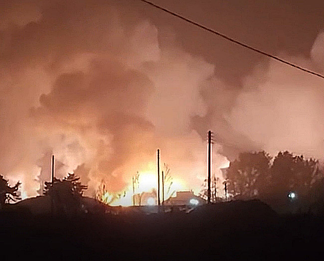 4일 저녁 우리 군이 발사한 ‘현무-2’ 탄도미사일이 비정상 비행 후 강릉 공군기지 내 떨어진 사고와 관련, 밤사이 불길과 함께 큰 폭발음이 여러 차례 들려 주민들이 ‘무슨 일이 일어난 게 아니냐’며 불안한 밤을 보냈다. 군은 연합 대응 사격에서 ‘현무-2’ 탄도미사일도 발사했으나 발사 직후 비정상 비행 후 기지 내로 낙탄하는 사고가 발생했다고 밝혔다. 이상현씨 제공