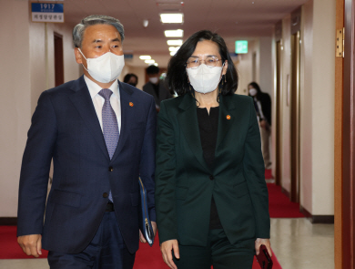 이종섭(왼쪽) 국방부 장관과 김현숙(오른쪽) 여성가족부 장관이 5일 정부서울청사에서 세종청사와 영상으로 연결해 열린 국무회의에 참석하기 위해 회의장으로 향하고 있다.  연합뉴스