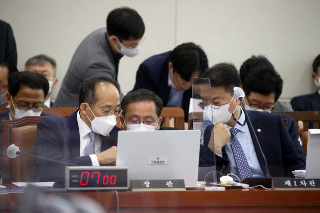 추경호(왼쪽) 부총리 겸 기획재정부 장관이 5일 오전 국회 기획재정위원회 국정감사에서 방기선(오른쪽) 기재부 1차관 등 관계자들과 대화를 나누고 있다.  국회사진기자단
