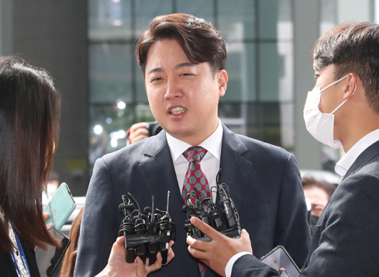 이준석 국민의힘 전 대표가 지난달 28일 서울 양천구 서울남부지방법원에서 열린 국민의힘 당헌 효력 정지 가처분 심문에 출석하며 입장을 밝히고 있다. 국회사진기자단