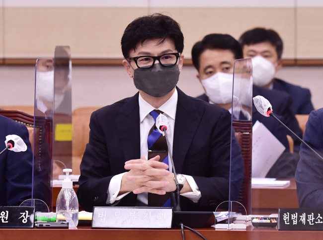 한동훈 법무부 장관이 지난 8월 29일 국회에서 열린 법제사법위원회 전체회의에서 의원들의 질의에 답변하고 있다. 한 장관은 이날 회의에서 “(우리 정부가 전부 패소하는) 그럴 일은 없을 것”이라고 말했다.  국회사진기자단