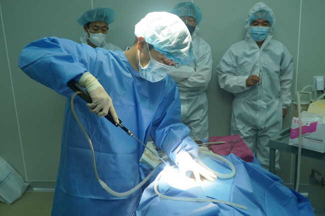 365mc병원 정진묵 원장과 연구팀이 지난달 31일 충북 오송 생명과학단지에서 초고효율 지방흡입 캐뉼라의 효과 검증 실험을 하고 있다.  365mc 제공