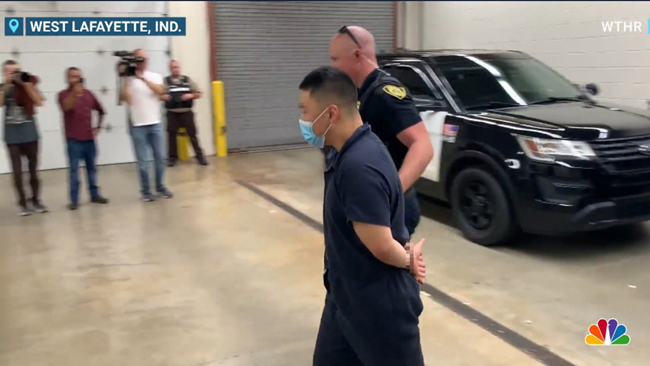 5일 미국 퍼듀대 기숙사에서 룸메이트를 살해한 용의자가 경찰서로 들어서고 있다. 미국 NBC방송 캡처