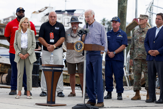 조 바이든(오른쪽 네번째) 미국 대통령이 부인 질 여사(앞줄 왼쪽 첫번째)와 함께 허리케인 ‘이언’ 피해를 입은 플로리다주를 방문해 연설을 하고 있다. 로이터·연합뉴스