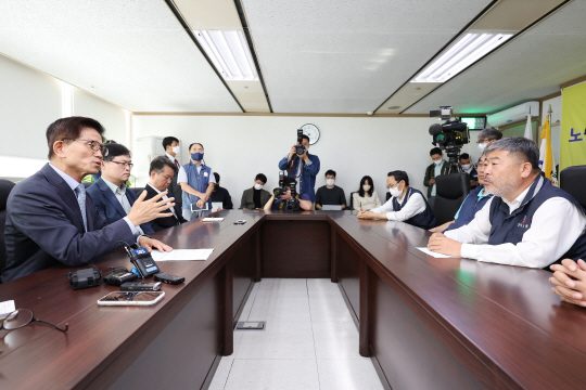 김문수 신임 경사노위 위원장이 6일 여의도 한국노총을 방문해 김동명 위원장(오른쪽)과 대화를 하고 있다. 연합뉴스