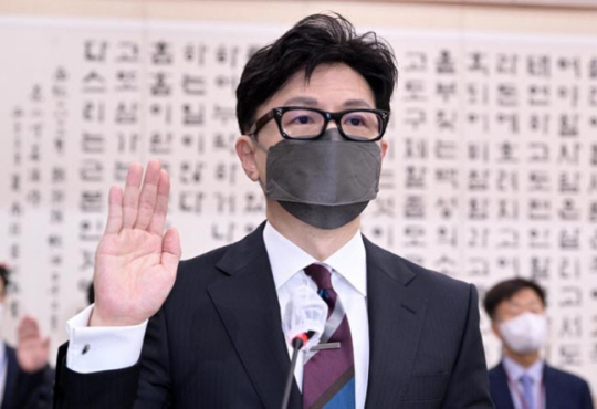 한동훈 법무부 장관이 6일 국회 법제사법위원회 법무부 국정감사에 출석해 증인 선서를 하고 있다. 국회사진기자단