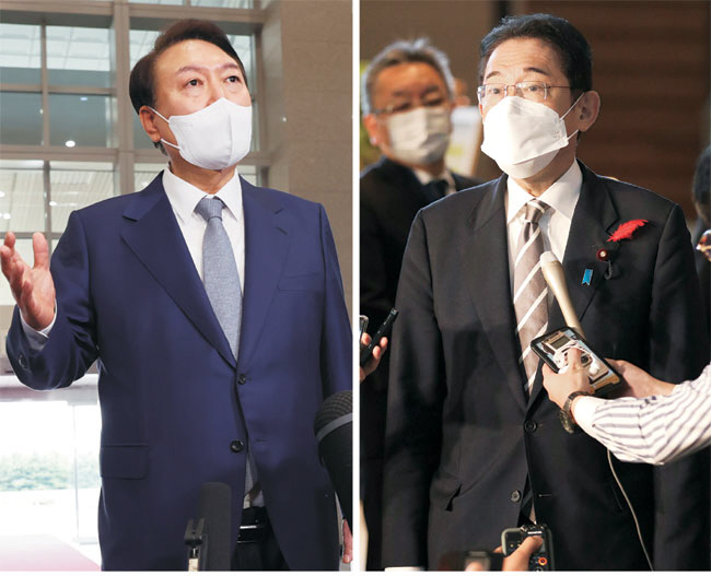 윤석열 대통령이 6일 오전 서울 용산 대통령실 청사로 출근하면서 북한의 잇단 탄도미사일 발사 도발과 관련해 이날 오후 예정된 한·일 정상 통화에 대해서 “안보 현안에 대한 얘기가 있지 않겠나 예상한다”고 언급하고 있다. 오른쪽 사진은 기시다 후미오 일본 총리가 이날 오전 도쿄 총리 관저에서 기자들을 만나 북한의 단거리탄도미사일(SRBM) 2발 발사 도발을 규탄하는 모습. EPA·지지통신·연합뉴스