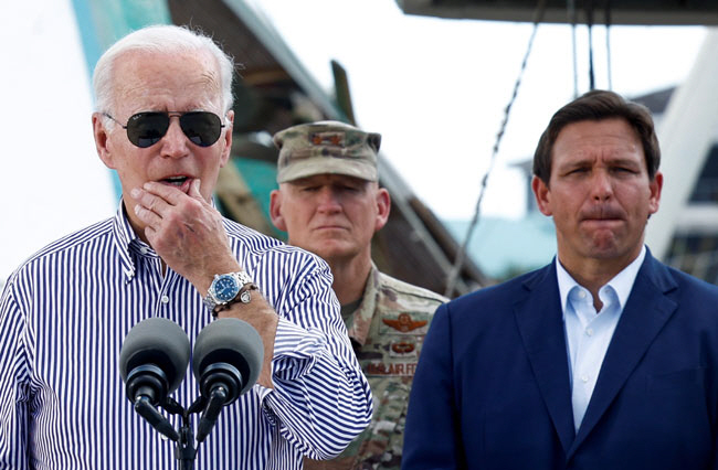 조 바이든(왼쪽) 미국 대통령이 5일 허리케인 이언으로 큰 피해를 입은 플로리다주 포트마이어스 비치 지역을 방문해 추가 지원을 약속하는 발언을 하고 있다. 특히 바이든 대통령은 불법 이민 문제 등으로 각을 세우며 대립했던 공화당 소속 론 디샌티스(오른쪽) 플로리다 주지사와 허리케인 대응에 ‘원팀 협력’에 나설 것임을 강조했다. 로이터 연합뉴스