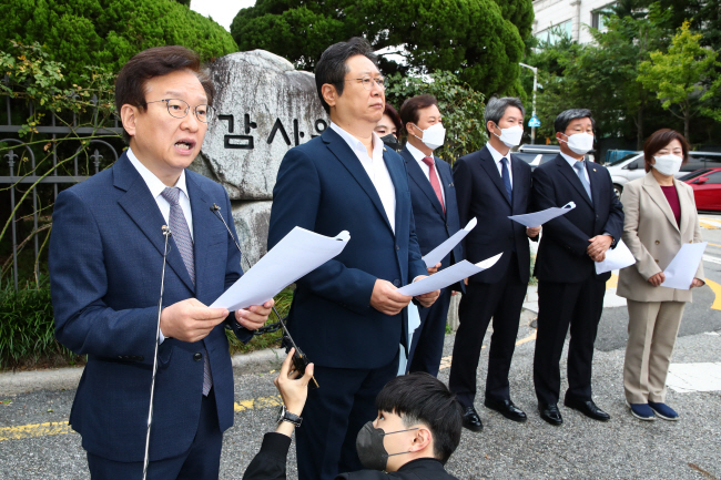 문재인 정부 국무위원을 지냈던 더불어민주당 현역 의원들이 6일 오전 서울 종로구 감사원 앞에서 문 전 대통령에 대한 감사원의 서면조사 통보를 규탄하는 기자회견을 열고 있다. 왼쪽부터 권칠승, 황희, 한정애, 도종환, 이인영, 전해철, 진선미 의원.  국회사진기자단