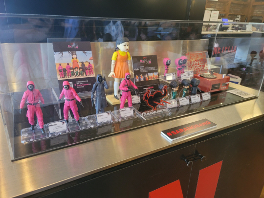 넷플릭스 홍보 부스에 설치된 ‘오징어 게임’ 피규어