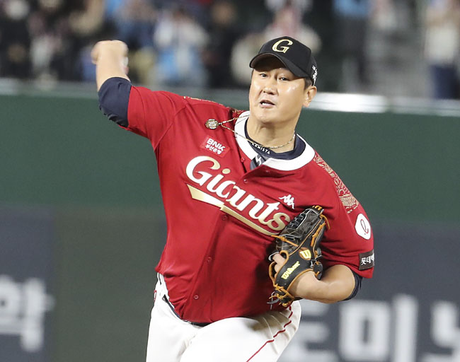 롯데 이대호가 8일 오후 부산 사직야구장에서 열린 프로야구 LG 트윈스와 롯데 자이언츠의 은퇴 경기에서 8회초 투수로 나와 역투하고 있다. 연합뉴스