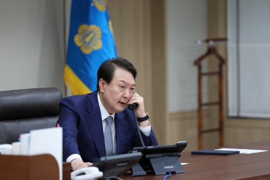 윤석열 대통령이 지난 6일 서울 용산 대통령실 청사에서 기시다 후미오 일본 총리와 통화하고 있다. 대통령실 제공