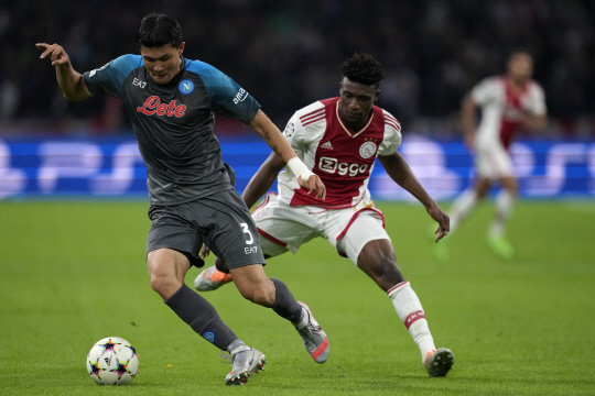 SSC 나폴리의 김민재(왼쪽). AP뉴시스