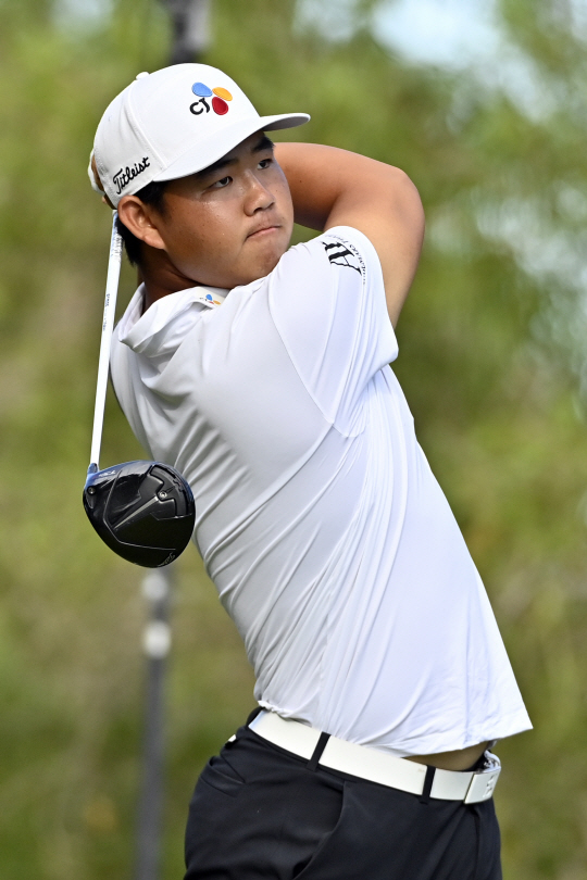 김주형이 10일(한국시간) 미국 네바다주 라스베이거스의 TPC 서머린에서 열린 PGA투어 슈라이너스 칠드런스 오픈 4라운드 13번 홀에서 티샷을 하고 있다. AP뉴시스