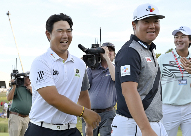 김주형(왼쪽)이 10일(한국시간) 미국 네바다주 라스베이거스의 TPC서머린에서 열린 PGA투어 슈라이너스칠드런스오픈 18번 홀에서 우승을 확정한 후 활짝 미소 지으며 임성재와 함께 걸어나가고 있다. AP 연합뉴스