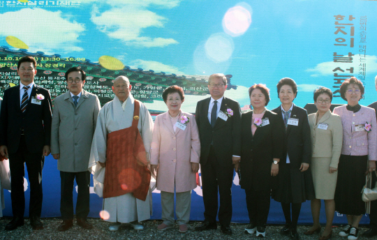 왼쪽부터 윤영석·서병수 국민의힘 의원, 조계종 종정 성파 스님, 이배용 한지살리기재단 이사장, 전병극 문화체육관광부 1차관, 서정숙 국민의힘 의원, 노영혜 종이문화재단 이사장, 최현사 한지살리기재단 사무국장, 노찬용 영산대 이사장.