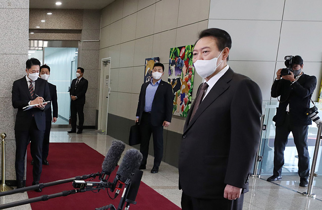 윤석열 대통령이 11일 오전 서울 용산 대통령실 청사 출근길에서 “북한의 비핵화라는 궁극적 목표는 여전히 유효하고, 북한이 핵을 통해서 얻을 수 있는 것은 아무것도 없다”고 밝히고 있다.  연합뉴스