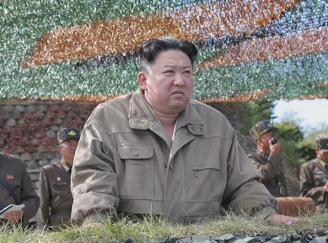 북한 조선중앙TV는 김정은 국무위원장이 조선인민군 전선장거리포병구분대들과 공군 비행대들의 화력 타격 훈련을 지도했다고 11일 보도했다. 뉴시스·조선중앙TV 캡처