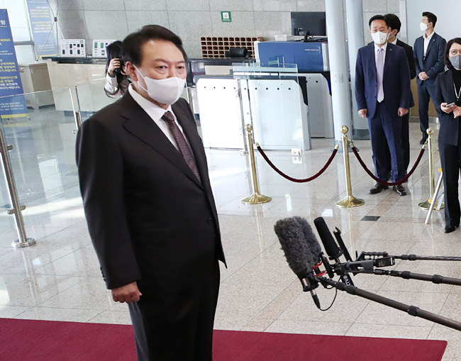 윤석열 대통령이 11일 용산 대통령실 청사로 출근하며 취재진 질문에 답변하고 있다. 뉴시스