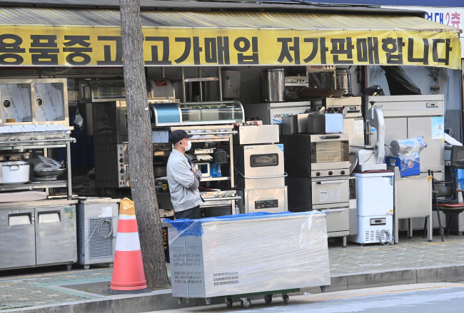 12일 오전 서울 중구 황학동 주방거리에 있는 중고 주방용품 거래 매장 앞에서 상인이 손님을 기다리고 있다. 김동훈 기자