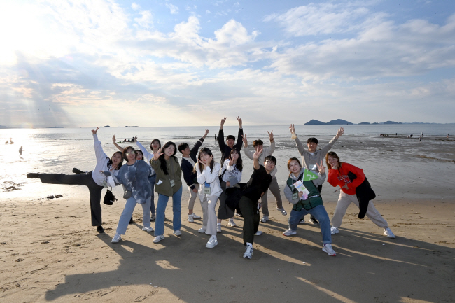 지난 8일 전북 부안군 변산 해수욕장에서 노을을 보기 위해 모인 농촌애올래 프로그램 ‘각기각색 부아느로’ 참가자들이 즐겁게 포즈를 취하고 있다. 김선규 기자