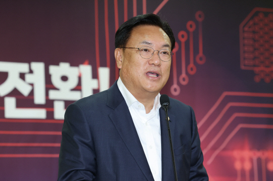 정진석 국민의힘 비상대책위원장이 11일 서울 영등포구 국회 의원회관에서 열린 ‘반도체 인력양성의 대전환! 강원도가 시작합니다’ 토론회에서 축사하고 있다. 연합뉴스