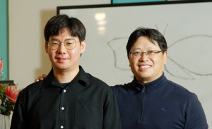 유자형(오른쪽) UNIST 화학과 교수와 진성언 연구원.