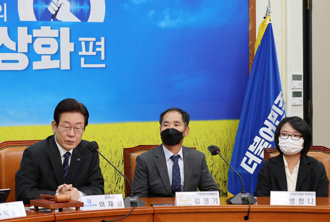 12일 오전 국회에서 열린 ‘최고위원회의-쌀값 정상화편’에 참석한 엄청나(오른쪽) 전국쌀생산자협회 정책위원장. 국회사진기자단