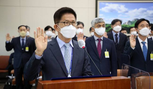 김문수(앞줄) 경제사회노동위원장과 고용노동부 산하 피감기관 관계자들이 12일 오전 서울 여의도 국회에서 열린 환경노동위원회의 경사노위 등에 대한 국정감사에서 선서하고 있다.  연합뉴스