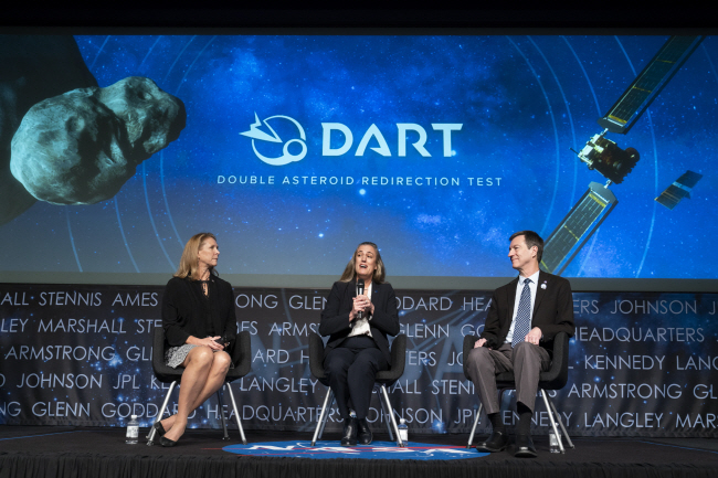 나사(미 항공우주국)의 ‘행성 방어’ 프로젝트인 ‘쌍소행성 궤도수정 실험’(DART) 프로젝트 책임자인 낸시 채봇(가운데) 존스홉킨스대 응용물리학 연구소 박사가 11일 워싱턴 나사 본부에서 DART 실험 결과를 브리핑하고 있다. AP 연합뉴스