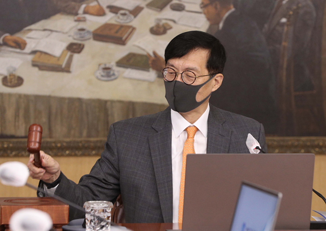 이창용 한국은행 총재가 12일 오전 서울 중구 한국은행에서 열린 금융통화위원회 회의에 참석해 의사봉을 두드리고 있다. 사진공동취재단