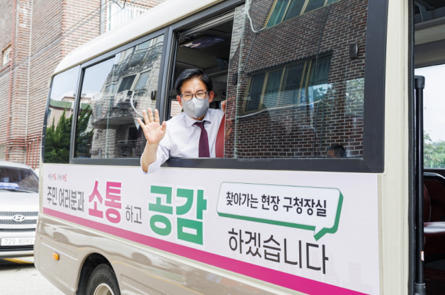 매월 두 번씩 미니버스를 타고 민생현장을 직접 찾는 현장구청장실을 운영하고 있는 박강수 마포구청장.