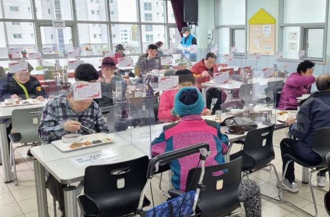 서울 마포구는 75세 이상 어르신 주민참여 효도급식 시범운영을 통해 지역밀착형 어르신 복지서비스를 시행할 계획이다. 사진은 지역 내 경로식당에서 식사를 하고 있는 어르신들.  마포구청 제공