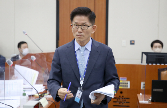 김문수 경제사회노동위원장이 12일 서울 영등포구 국회에서 열린 환경노동위원회 국정감사에서 의원 질의에 답변한 뒤 자리로 돌아가고 있다. 국회사진기자단