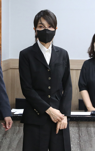윤석열 대통령 부인 김건희 여사가 지난 8월 25일 경기도 수원시 중앙병원 장례식장에 마련된 ‘수원 세 모녀’ 빈소로 들어서고 있다. 뉴시스