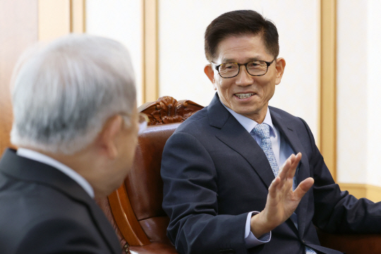 ▲김문수 경제사회노동위원회 위원장이 13일 오전 서울 마포구 경총회관을 예방해 손경식 한국경영자총협회 회장과 환담을 나누고 있다. 뉴시스
