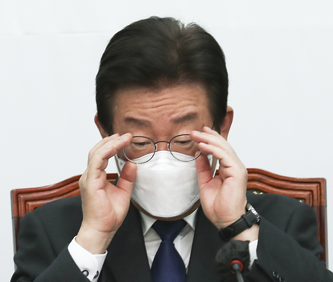 이재명 더불어민주당 대표가 13일 서울 영등포구 국회에서 열린 ‘언론자유 방송독립을 위한 언론인 간담회’에서 안경을 고쳐쓰고 있다. 공동취재사진