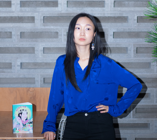 탁월한 에세이스트에서 소설가로 영역을 확장 중인 이슬아 작가. 지난 12일 ‘가녀장의 시대’라는 도발적인 제목의 책을 낸 이 작가를 서울 종로구의 한 카페에서 만났다. ⓒ 이훤