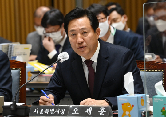 오세훈 서울시장이 14일 서울시청 대회의실에서 열린 국회 국토교통위원회의 서울시에 대한 국정감사에서 의원질의에 답변하고 있다. 국회사진기자단
