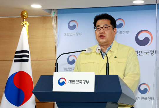 손영래 중앙사고수습본부 사회전략반장이 14일 오전 정부서울청사 브리핑실에서 코로나19 대응 정례브리핑을 하고 있다. 연합뉴스
