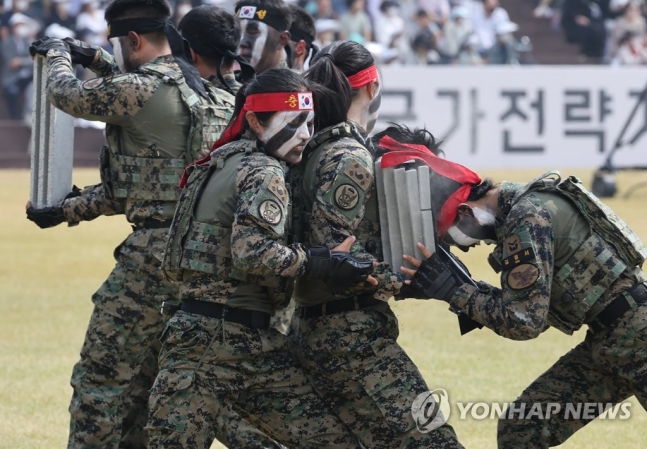 지난 1일 충남 계룡대 대연병장에서 열린 건군 ‘제74주년 국군의 날’ 기념식에서 제1공수특전여단 및 각 군 태권도 시범단이 격파 시범을 보이고 있다. 연합뉴스