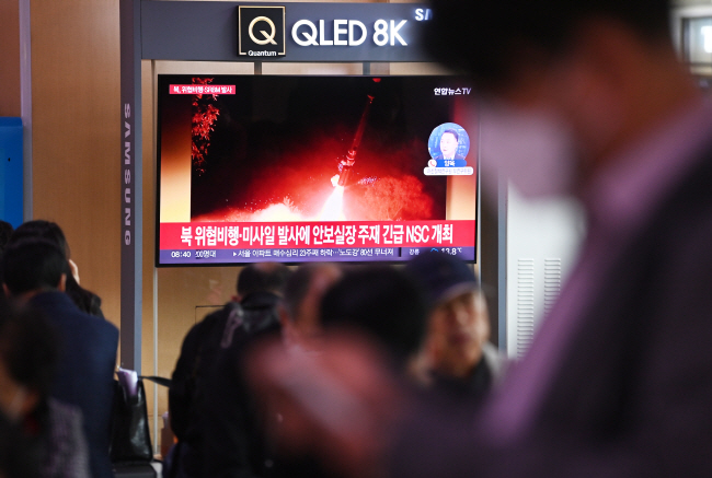 북한의 심야 동시다발적 무력도발 소식이 전해진 14일 오전 서울 중구 서울역 대합실에서 시민들이 뉴스 속보를 보고 있다. 윤성호 기자